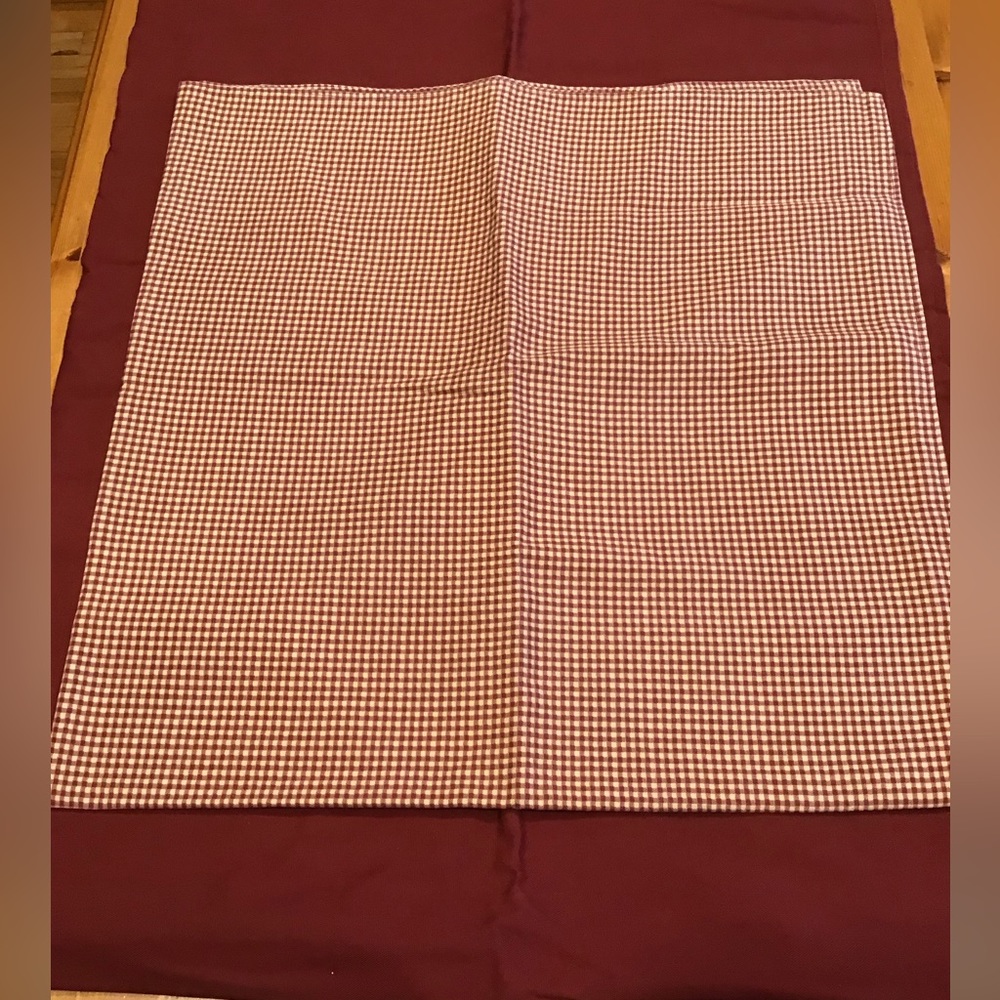 MAROON & TAN TABLECLOTHS FALL DECOR LOT OF 2 CHECKERED FESTIVE TABLE LINENS - Picture 2 of 5